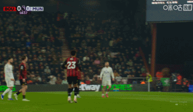 第59分鐘，庫尼亞禁區(qū)內(nèi)突破被希門尼斯拉倒，主裁果斷判罰黃點套餐