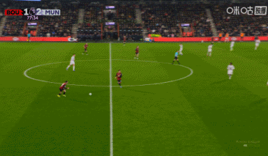 78分鐘，馬奎爾拉倒埃瓦尼爾森，裁判判罰點(diǎn)球加紅牌。